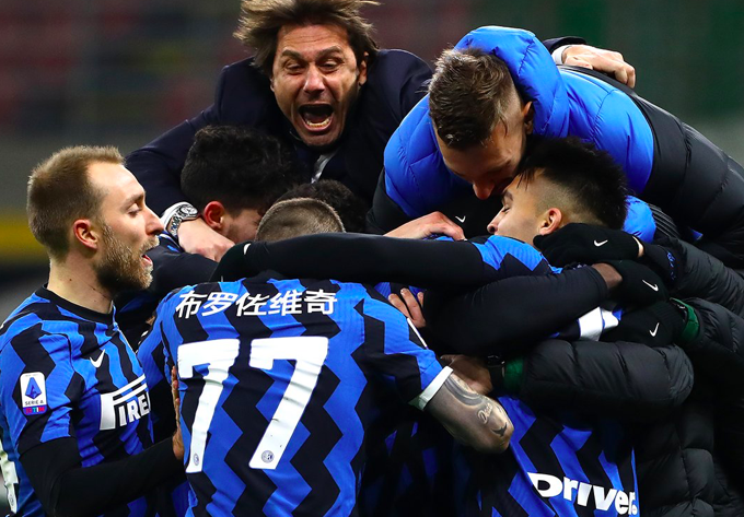CĐV Inter Milan đổ ra đường ăn mừng chức vô địch lịch sử - Bóng Đá