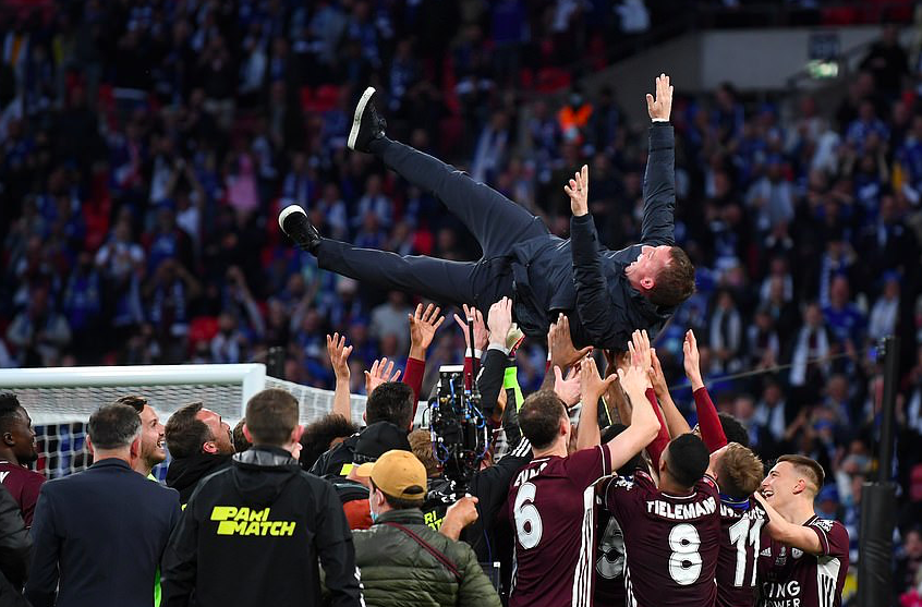 Chủ tịch và cầu thủ Leicester City đồng loạt bật khóc khi làm nên lịch sử - Bóng Đá