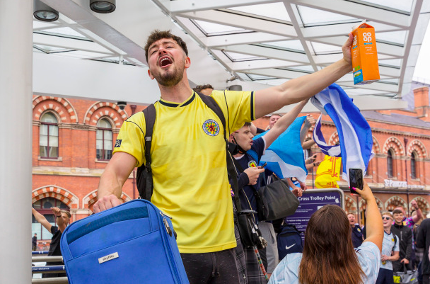 CĐV Scotland quậy tưng bừng London trước đại chiến tuyển Anh - Bóng Đá