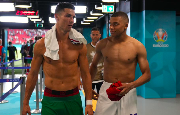 Ronaldo có 1 hành động sau khi lập kỷ lục - Bóng Đá