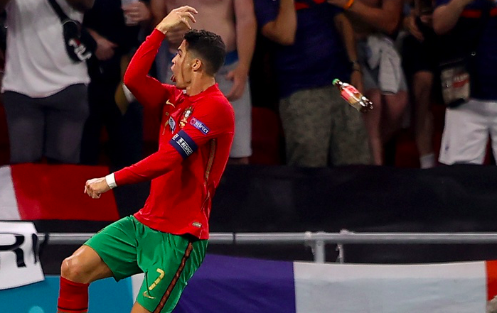 CĐV ném chai Coca-Cola về phía Ronaldo - Bóng Đá