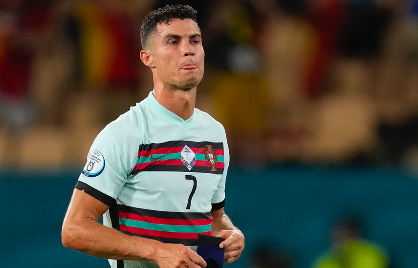 Ronaldo bất lực, ném băng đội trưởng khi BĐN bị loại - Bóng Đá