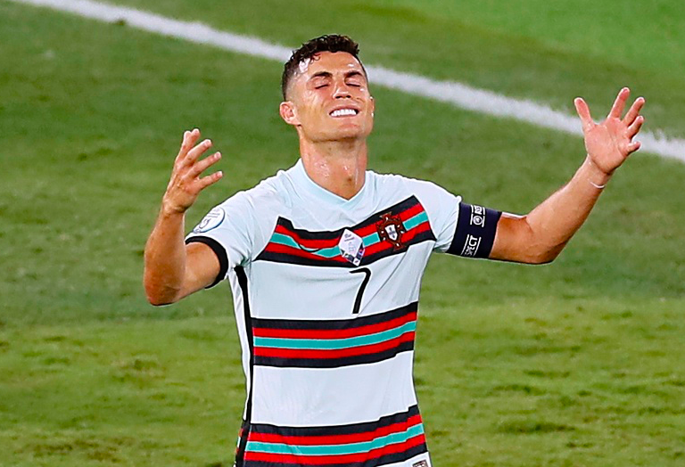 Ronaldo bất lực, ném băng đội trưởng khi BĐN bị loại - Bóng Đá