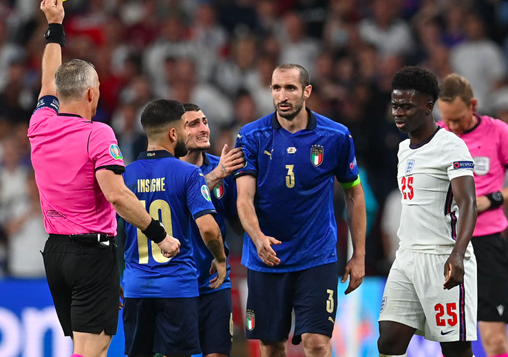 Chiellini fouled on Saka - Bóng Đá