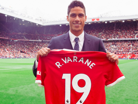 Ra mắt M.U, Varane hành động kỳ quặc khiến tất cả ngỡ ngàng - Bóng Đá