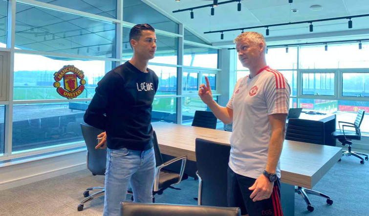 Ronaldo arrives at Carrington - Bóng Đá