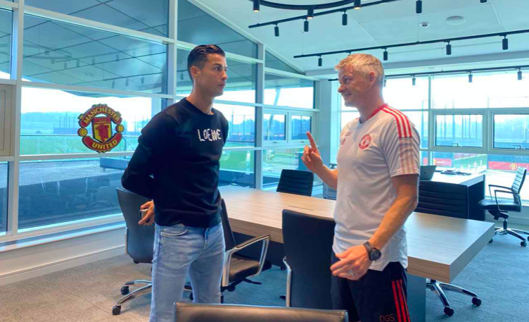 Ronaldo arrives at Carrington - Bóng Đá