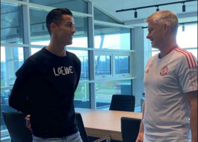 Ronaldo arrives at Carrington - Bóng Đá