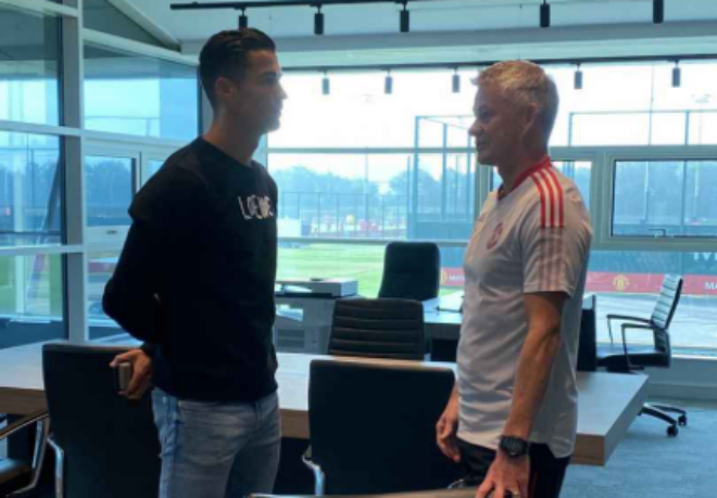 Ronaldo arrives at Carrington - Bóng Đá