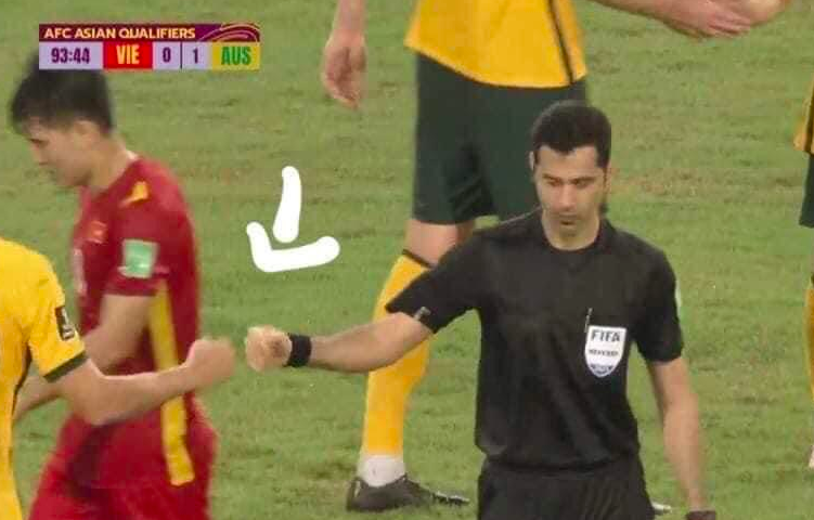 Trọng tài fist bump với Australia - Bóng Đá