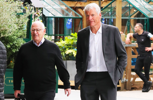 Solskjaer và BLĐ M.U bất ngờ có cuộc họp với Sir Alex và cựu CEO - Bóng Đá