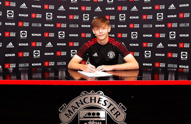 Sam Mather has signed his first professional contract at Manchester United. - Bóng Đá
