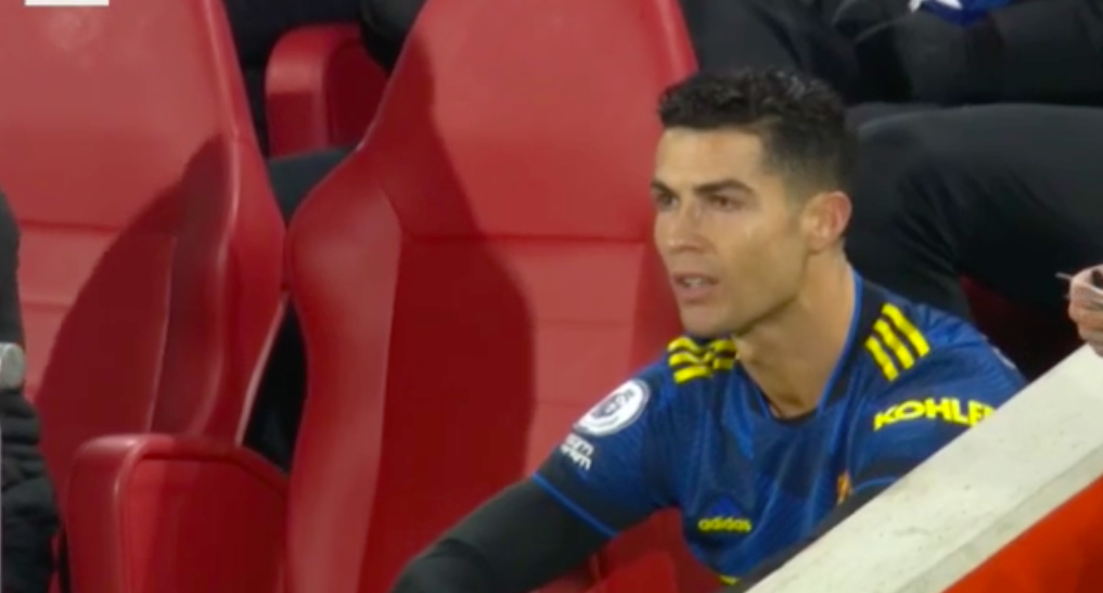 Ronaldo giận dữ ném áo, HLV Rangnick liền phản ứng ngay lập tức - Bóng Đá