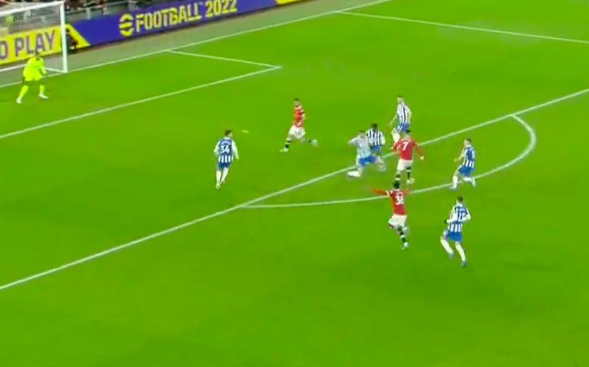 Trong vòng vây 6 cầu thủ, Ronaldo vẫn kịp tung cú sút trái phá - Bóng Đá