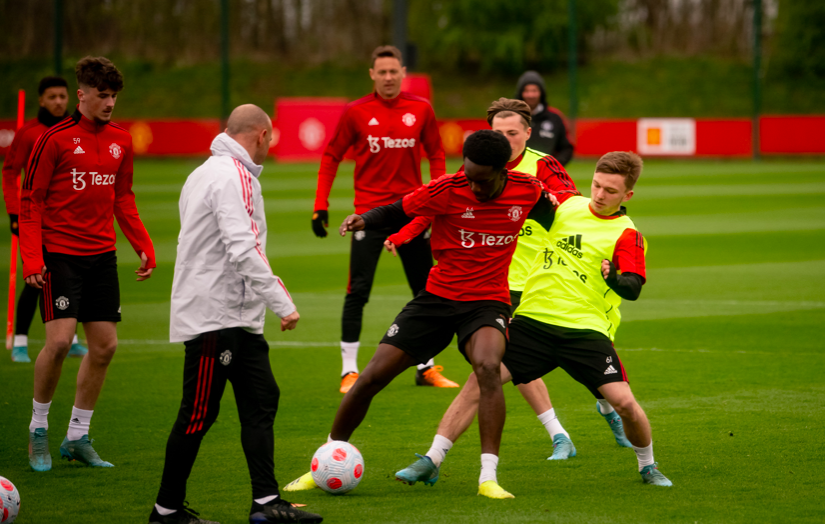 Sân tập Man Utd rộn ràng với guồng quay mới - Bóng Đá
