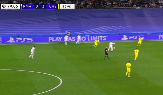 Kante phạm 2 lỗi dẫn tới bàn thua của Chelsea - Bóng Đá