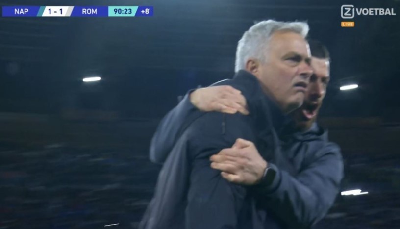 Mourinho bật cười khi học trò nhận thẻ đỏ - Bóng Đá