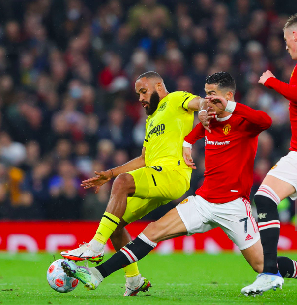 Ronaldo xô McTominay để tiện thực hiện cú tắc bóng chất lượng - Bóng Đá
