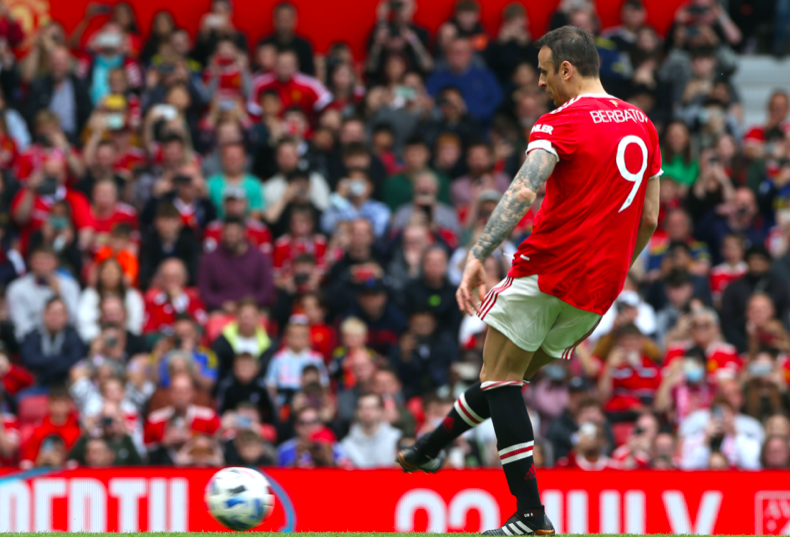 Berbatov ghi bàn, huyền thoại M.U vẫn thất bại trước Liverpool - Bóng Đá