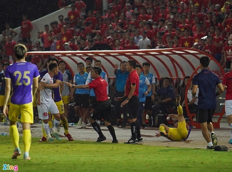 Cầu thủ Hải Phòng bóp cổ tiền vệ CLB Hà Nội - Bóng Đá