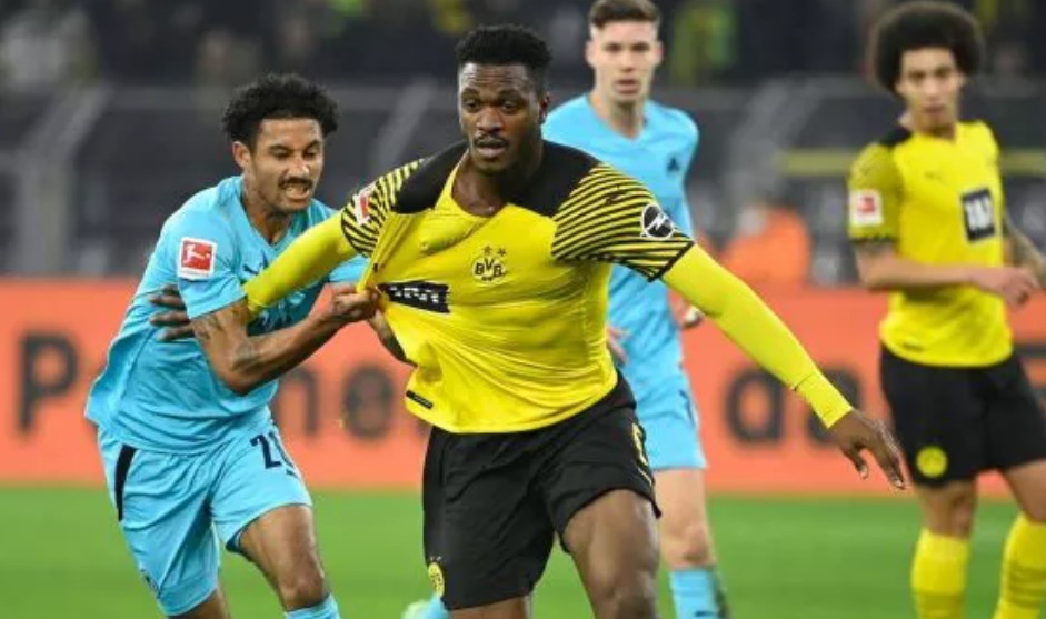 M.U để mắt đến trung vệ giá 0 đồng - Bóng Đá