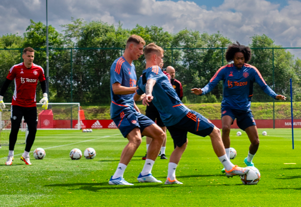 Ten Hag gặp tình trạng khó xử ngay sau buổi tập đầu tiên ở M.U - Bóng Đá