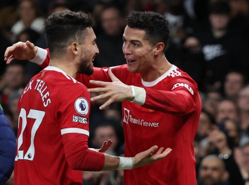 Neville: 'MU phải dứt điểm nhanh vụ Ronaldo' - Bóng Đá