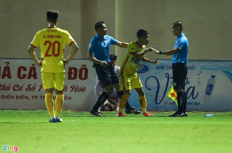 Đội trưởng Thanh Hóa bức xúc với quả phạt đền gây tranh cãi - Bóng Đá