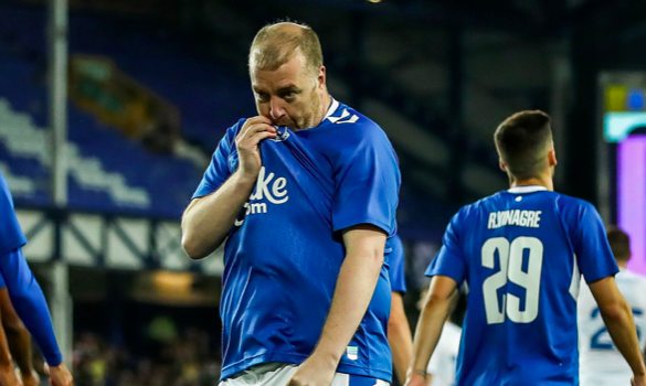 Lampard tung CĐV vào sân đá penalty cho Everton - Bóng Đá