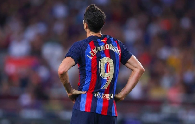 Lewandowski bị cướp khi đang giao lưu với CĐV - Bóng Đá
