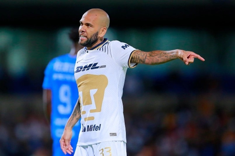 Dani Alves lên tiếng sau khi bị CĐV la ó - Bóng Đá