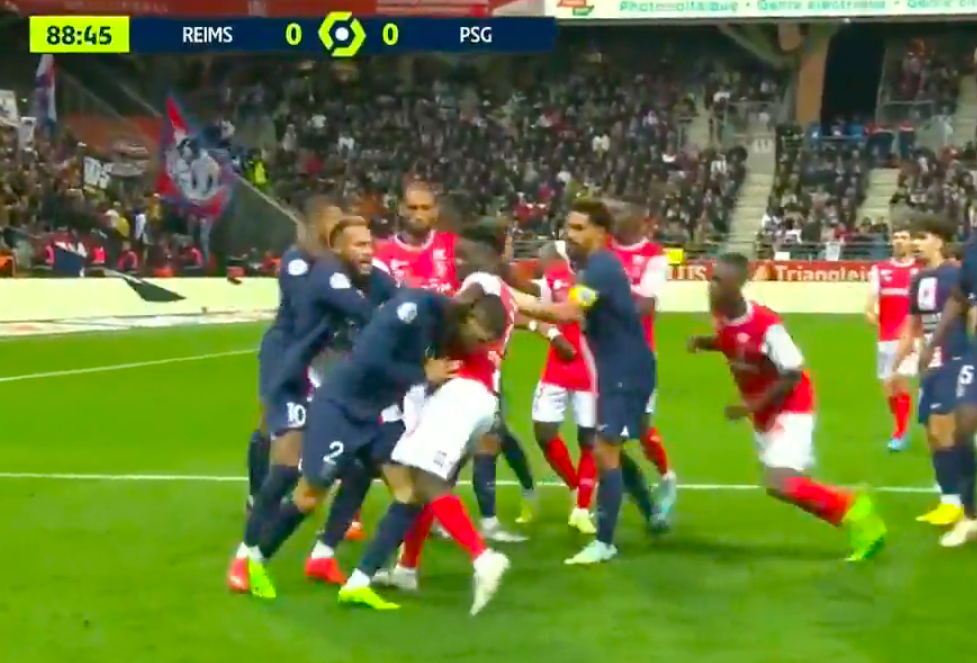 Hakimi bị kẹp cổ; Mbappe đấm người rồi ăn đấm - Bóng Đá
