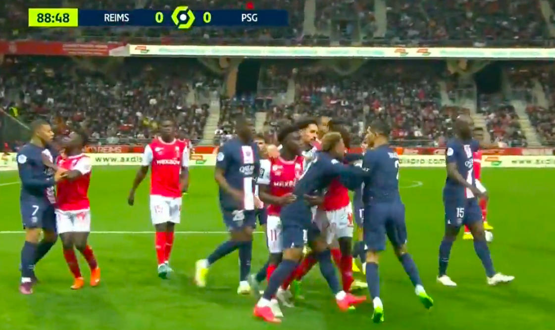 Hakimi bị kẹp cổ; Mbappe đấm người rồi ăn đấm - Bóng Đá