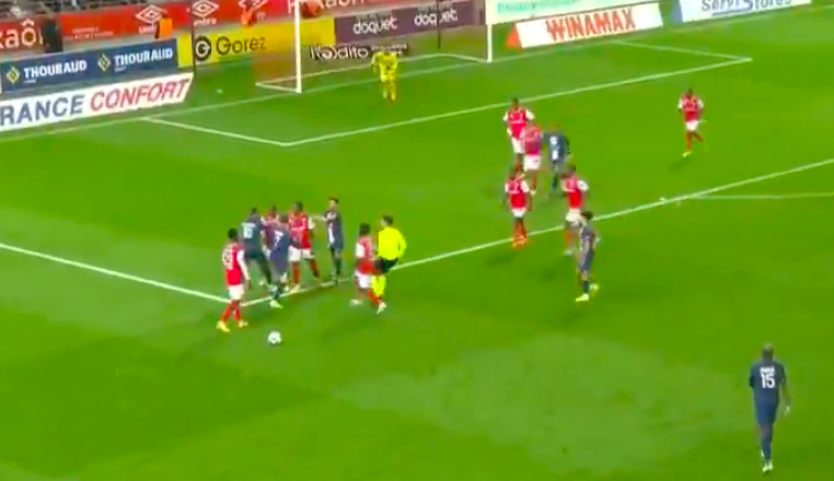 Hakimi bị kẹp cổ; Mbappe đấm người rồi ăn đấm - Bóng Đá