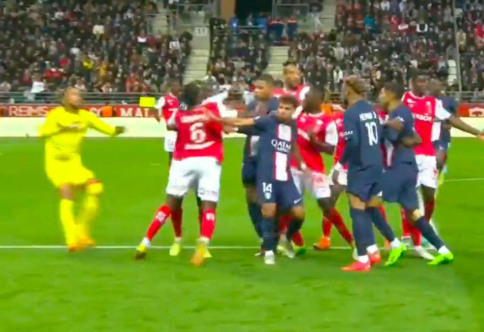 Hakimi bị kẹp cổ; Mbappe đấm người rồi ăn đấm - Bóng Đá