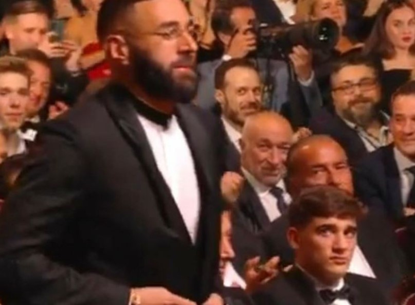 Ánh mắt của sao trẻ Barca khi Benzema giành Quả bóng vàng - Bóng Đá