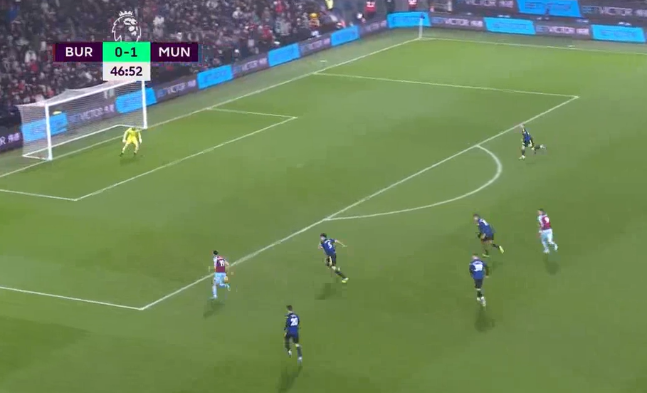 Maguire bị xoay như chong chóng, Pogba điên tiết quăng găng tay - Bóng Đá