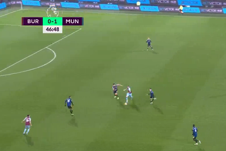 Maguire bị xoay như chong chóng, Pogba điên tiết quăng găng tay - Bóng Đá