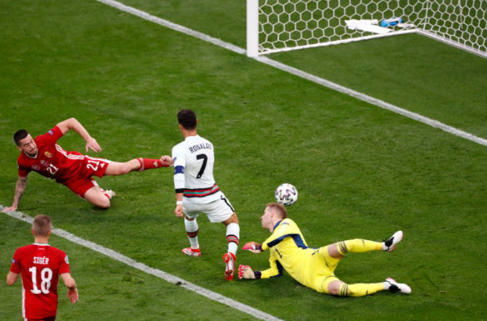 Nã cú đúp xé lưới Hungary, Ronaldo lập 2 siêu kỷ lục tại EURO  - Bóng Đá