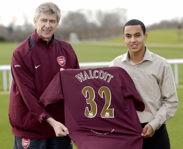 Theo Walcott ghi bàn đầu tiên cho Southampton sau 25 năm - Bóng Đá