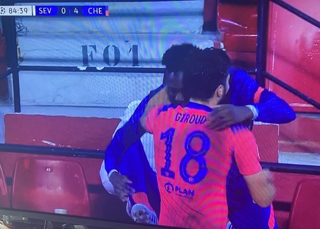 Giroud ôm Abraham - Bóng Đá