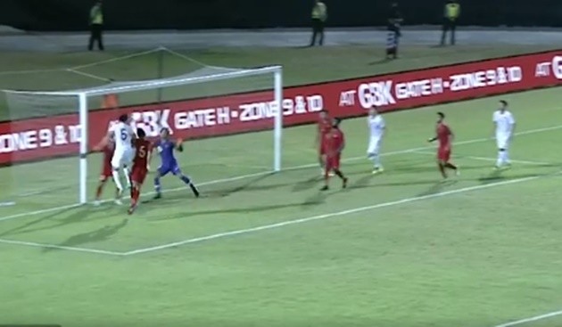 Chiều cao vượt trội, Văn Hậu biến cầu thủ cùng số áo thành 