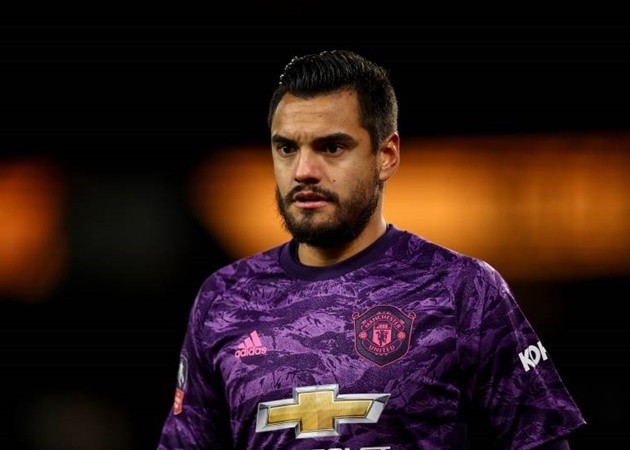 Everton boss Carlo Ancelotti 'eyeing move for Manchester United's Sergio Romero' as he wants to provide competition for Jordan Pickford - Bóng Đá