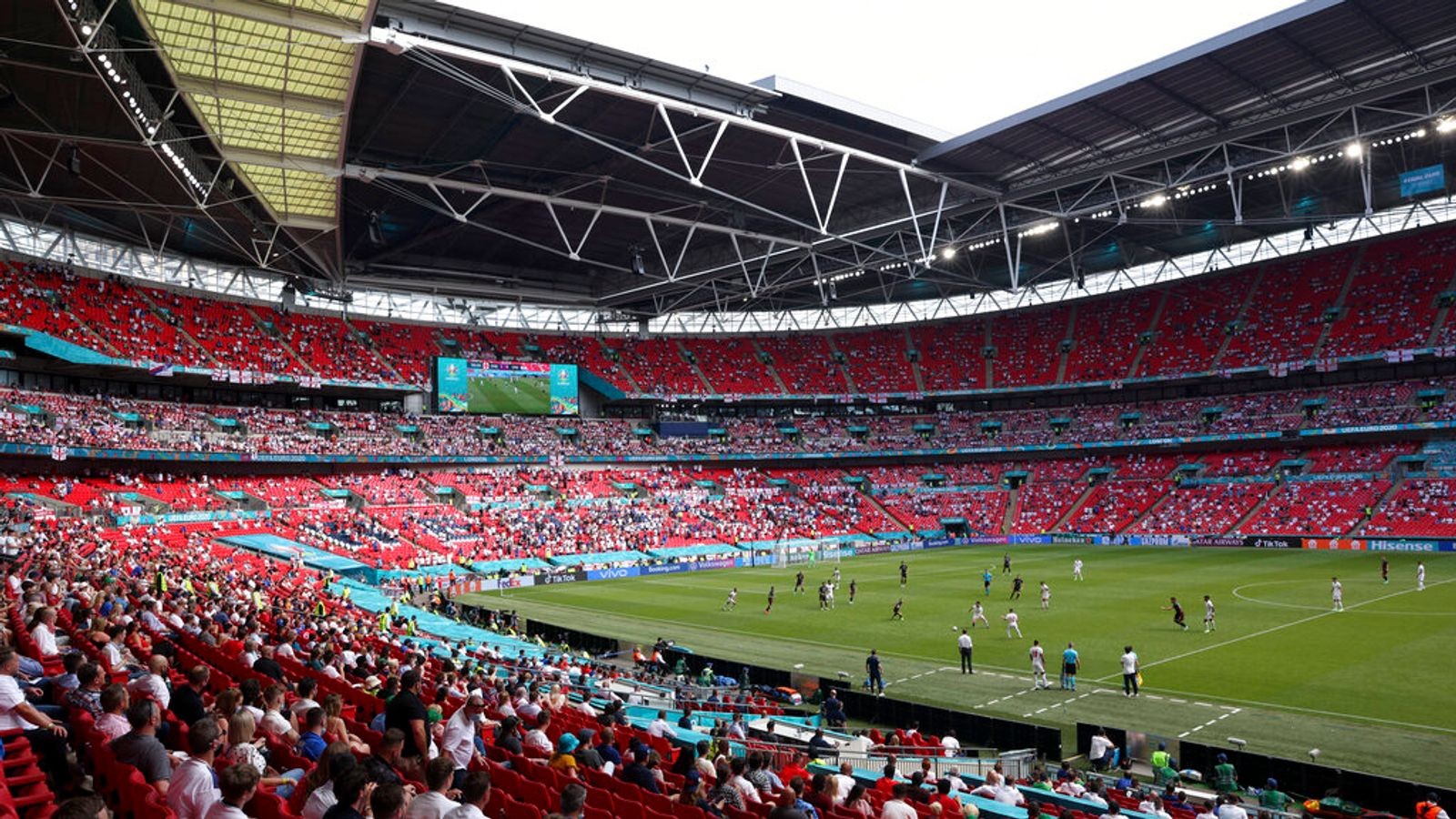 England fan in serious condition in hospital after fall from Wembley stands during Croatia game - Bóng Đá