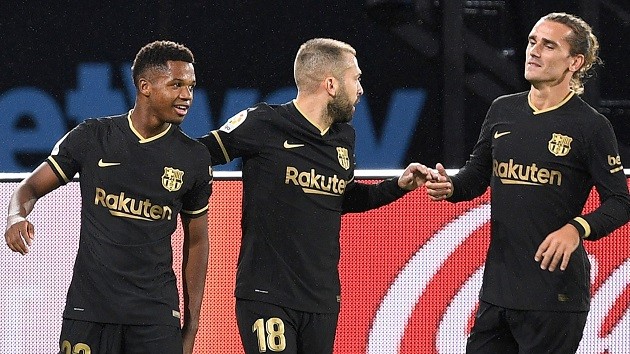 Move it to the wings: passing map reveals big difference between Koeman's and Setien's Barca - Bóng Đá