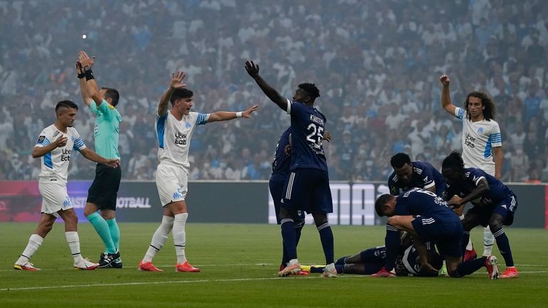 Cầu thủ Ligue 1 bất tỉnh khi đang thi đấu - Bóng Đá