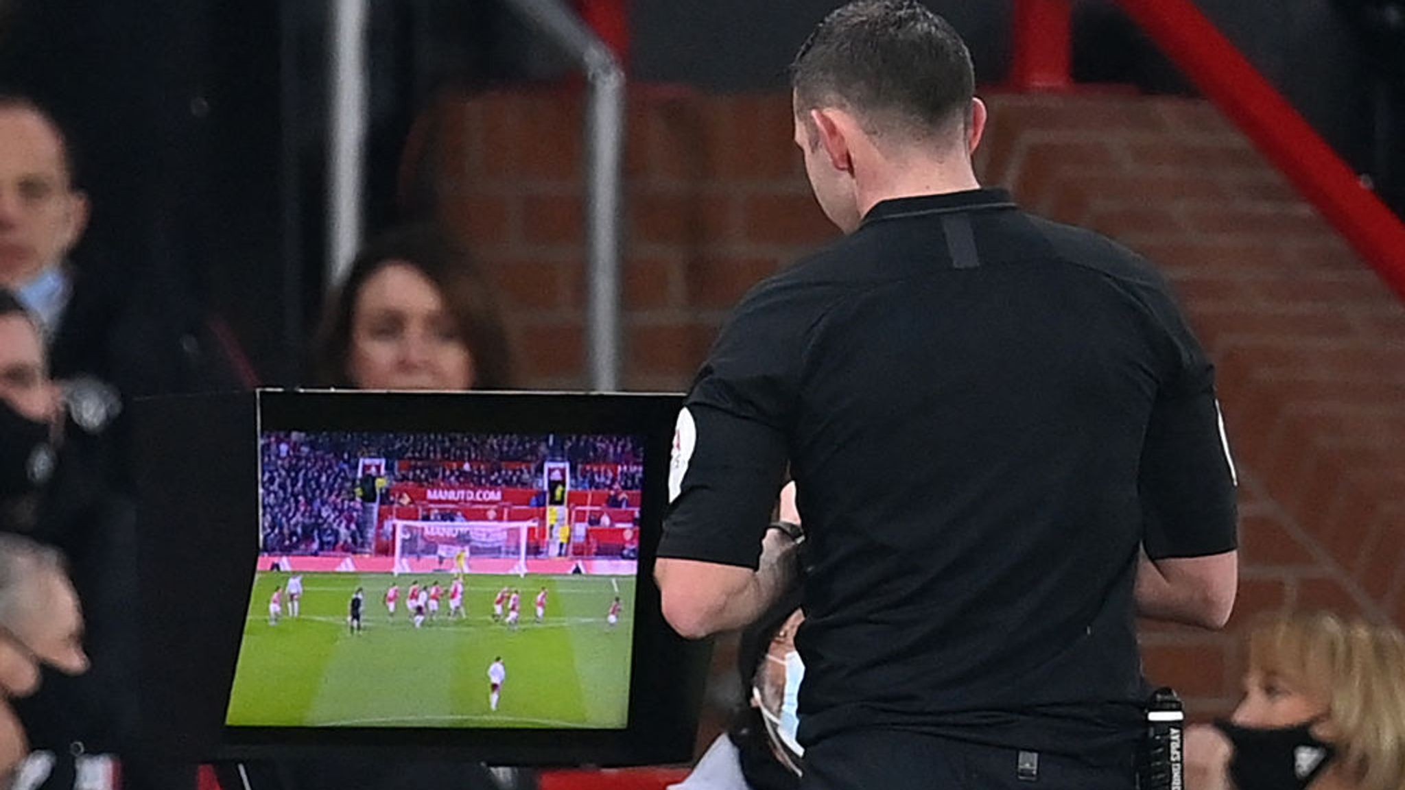 CĐV M.U gây hấn với Gerrard ngày trở lại Old Trafford - Bóng Đá