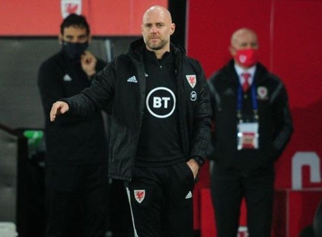Gareth Bale pictured with MacBook as Wales face USA  - Bóng Đá
