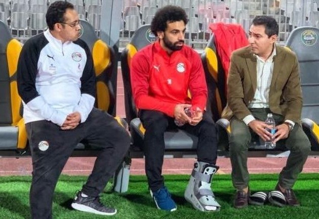 Liverpool sweating with Mohamed Salah spotted wearing protective boot - Bóng Đá