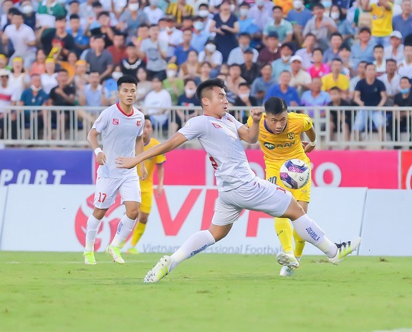 Vòng 9 V-League: HAGL tăng tốc, điểm đen pháo sáng - Bóng Đá